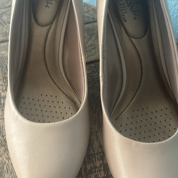 Life Stride Tan Heels Elegant Comfort - Picture 13 of 13